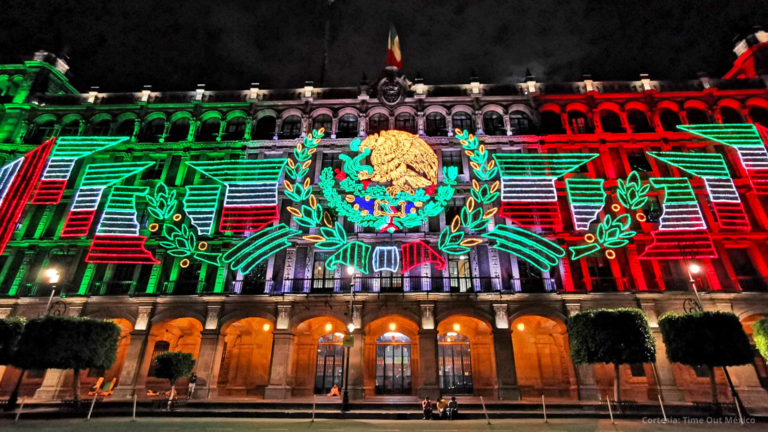 Alumbrado por Fiestas Patrias en el Zócalo de CDMX 2023.